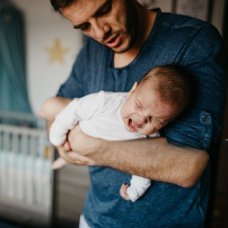 Dein Baby weint und schreit in der Trage? Wenig bekannte Ursachen & Praxistipps