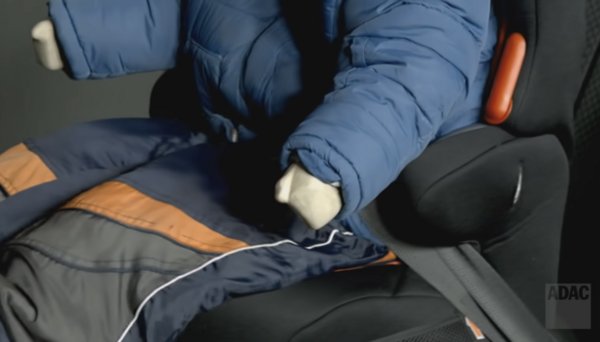 ADAC Simulation dicke Jacken im Auto