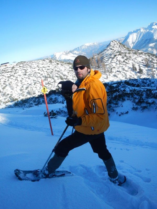 Babytragen im Schnee mit Schneeschuhen